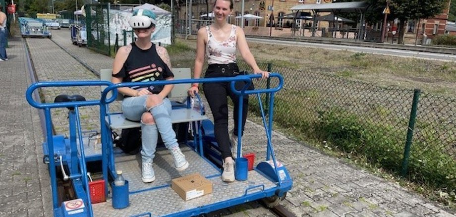 Studierende der Hocschule Kaiserslautern mit VR-Brille auf Draisine