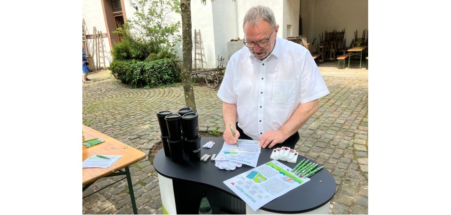 Landrat Otto Rubly füllt Museumsabfrage aus